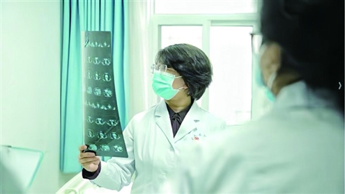 西安交通大学第二附属医院副院长、肿瘤内科主任医师郭卉查看患者检查结果。